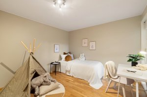 De tre soverommene i underetasjen har areal på hhv. 12.8 m², 13.2 m² og 13.3 m² 