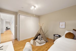 Veggene er nymalt i varme og tidsriktige farger