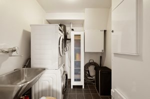 Vaskerom/teknisk rom på 4.3 m² med bl.a. enhet for sentralstøvsuger og aggregat for balansert ventilasjonsanlegg