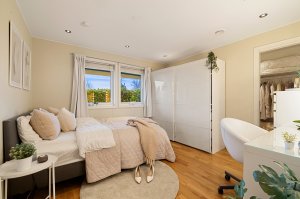 Ett av soverommene i underetasjen har tilkomst til eget garderoberom