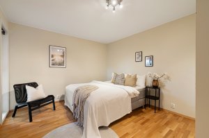 Med unntak av garderoberommet, så er det varmekabler til alle rom i underetasjen