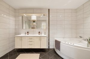 BADEROM U. ETASJE | Badet har et areal på 8.2 m² 