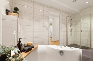 BADEROM U. ETASJE |Her er både dusjnisje og hjørneboblekar 