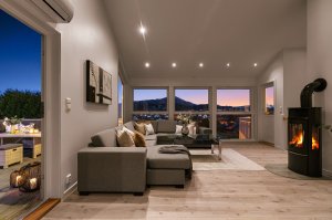 Den rentbrennende peisovnen gir god oppvarming og fin stemning til rommet