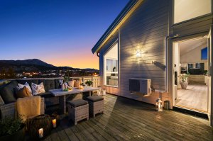 Nord/- vestvendt terrasse på 31 m² med tilkomst fra stuen