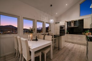 Det er også plass til eget spisebord på kjøkken i tillegg til spiseplass ved bardisken på kjøkkenøyen