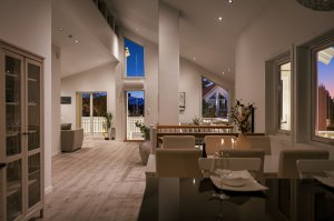 En sosial løsning med fin overgang mellom kjøkken og dagligsute | Sonen for TV stuen er mer skjermet