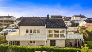 Huset har et bruksareal på 191 m², fordelt med 101 m² i hovedetasjen og 90 m² i underetasjen