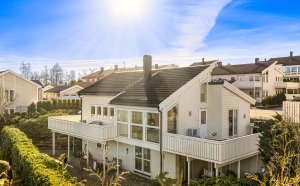 Solrike uteareal med store terrasser og lettstelt hage