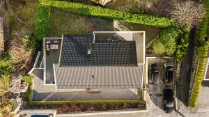 Enkel tilkomst og godt med bilplasser på egen tomt