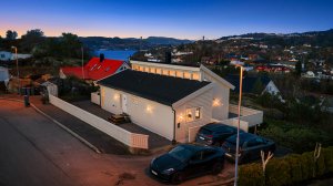 Her er det plass til flere biler på egen tomt | Eiendommen er beliggende mot enden av blindvei 