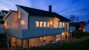 Huset har en stilsikker arkitektonisk utforming med rette linjer og fine detaljer