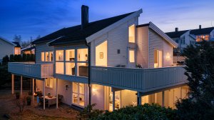 DROTNINGSVIKVEIEN 62 - EN LEKKER FRITTLIGGENDE ENEBOLIG SOM BLE OPPFØRT I 2007 