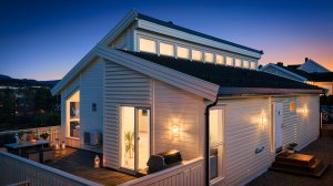 Enkel tilkomst til boligen, store terrasseareal og skjermet hage på nedsiden av huset