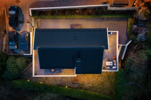 Tomten har et areal på 570 m² med store og brukervennlige areal rundt huset