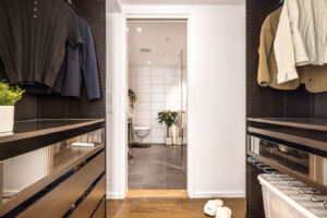 Garderoberommet deler badet og soveromet, noe som gir en fin flyt i romløsning. 