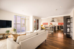 Stue/kjøkkensonen måler 42,6 m² 