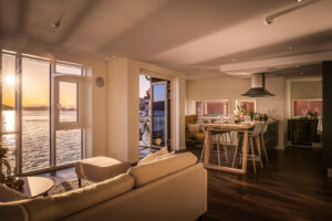 I leiligheten er det tekniske kvaliteter som vannbåren varme, balansert ventilasjonsanlegg, integrert bose og Bang & Olufsen musikkanlegg med 4 soner m.m. Vannbåren varme forsynes via sjøvarme som energikilde. 