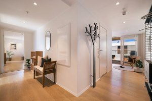 Oversiktlig hall med gode romforløp