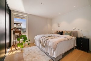 Soverommet har en god romfølelse, innredet med garderobeløsning