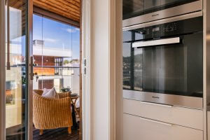 Åpen løsning som knytter kjøkken, stue og balkong sammen