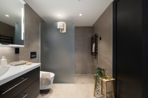 Bad med moderne materialvalg som skaper en behagelig atmosfære