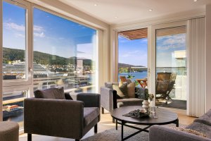 Oppholdsrom med flott utsikt og rikelig dagslys