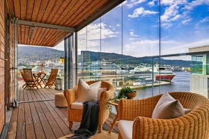 Sjøutsikt og bypanorama – en utsikt som endrer karakter gjennom døgnet