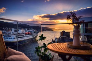 Solnedgang gir et unikt lys over leiligheten