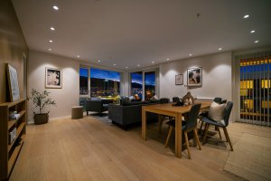 Store vindusflater skaper et lyst og luftig oppholdsrom