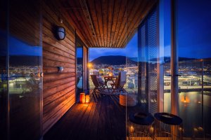 Uteplass som oppleves som et ekstra oppholdsrom og som naturlig blir til et ekstra samlingspunkt