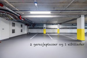 To faste parkeringsplasser (53 og 54) i felles garasje.
Eget ladepunkt, praktisk montert mellom plassene 