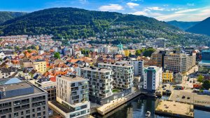 Unik kombinasjon av by, sjø og horisont