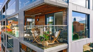 Vestvendt beliggenhet med solnedgang og vidstrakte siktlinjer