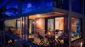 Romslig uteplass med plass til både lounge- og spisegruppe