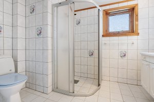 Baderom på 4.7 m² med varmekabler og fliselagt gulv og vegger. 