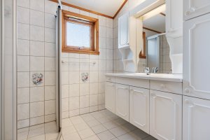 Baderomsmøbel med heldekkende servant og god skapplass. 