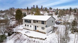 Frittliggende enebolig med garasje og utleiedel