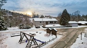 Familievennlig  og fredelig boligområde, samt kort vei til butikker og servicetilbud.