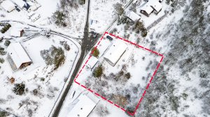 Eiet tomt på ca. 1 444 m², opparbeidet med plen, prydbusker og beplantning. Parkering i garasje samt biloppstillingsplasser på egen eiendom.