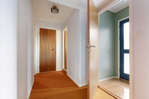 UTLEIEDEL - Bildet viser egen inngang fra nedsiden av huset med plass til sko og yttertøy