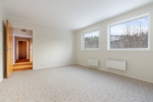 UTLEIEDEL - De store vinduene gir gode lysforhold til stuen