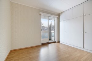 Hovedboligen har tre soverom – praktisk samlet på ett plan.