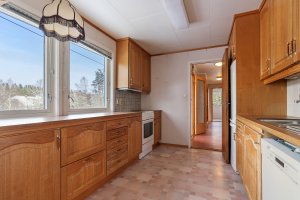 Kjøkken på 9.3 m² - Innredning med profilerte fronter og laminat benkeplate.