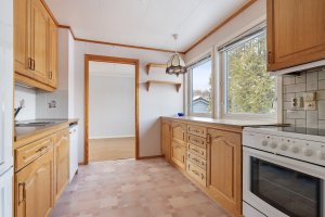 Fliser over arbeidsbenk og integrert ventilator.