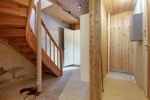 KJELLERETASJE HOVEDBOLIG - Bilde viser trappesatsen mellom hovedetasjen og underetasjen