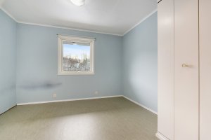 De tre soverommene i hovedboligen har areal på hhv. 7.3 m², 10.8 m² og 12.0 m² 