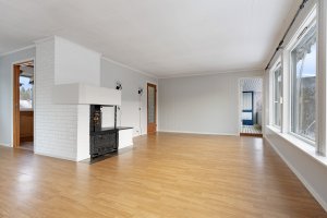 Fra stuen er det utgang til altan med overbygg