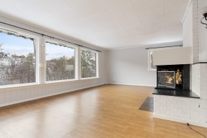 Romslig stue på ca. 39 m² med gode møbleringsmuligheter. Store vindusflater gir godt lysinnslipp.