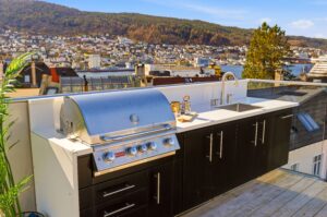 Her det det tilrettelagt for grilling og kos når solen inviterer til utedager. Det er nyere rørsystem med varmt og kaldt vann.